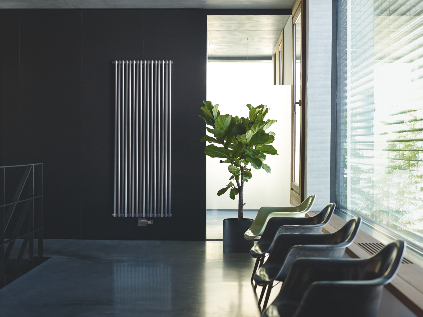 Zehnder_RAD_Charleston-HY_2200_16_anthracite_buero_flur_02 Reference Zehnder Charleston Decorative radiator Front view